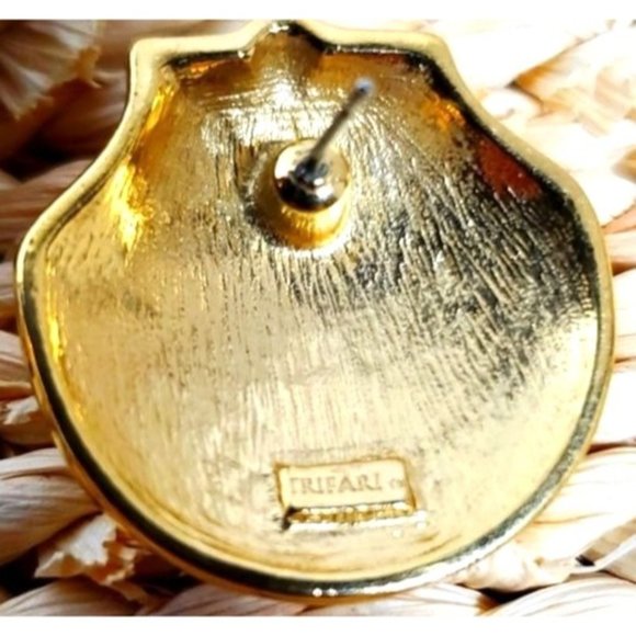 VINTAGE TRIFARI CREAM & GOLD SHELL PIERCED EARRINGS - Picture 4 of 4